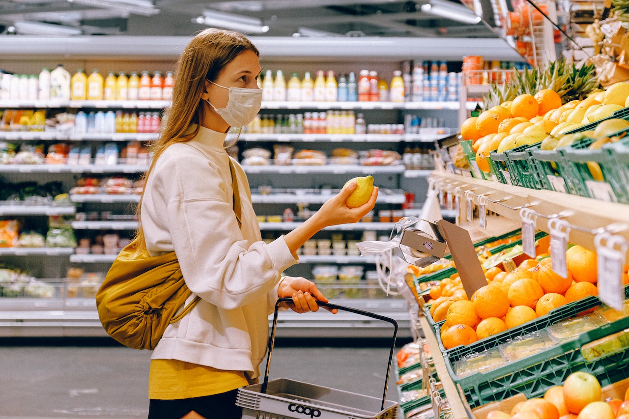 Supermercados descartaram 210 kg de alimentos avariados